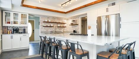 冷蔵庫、電子レンジ、オーブン、コンロ