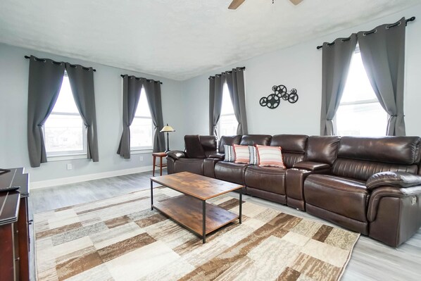 Smart TV, music library, stereo, printers