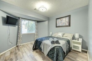 4 bedrooms, desk, iron/ironing board, WiFi - Comfortable, Upscale House with a pool and spa! (Katy)