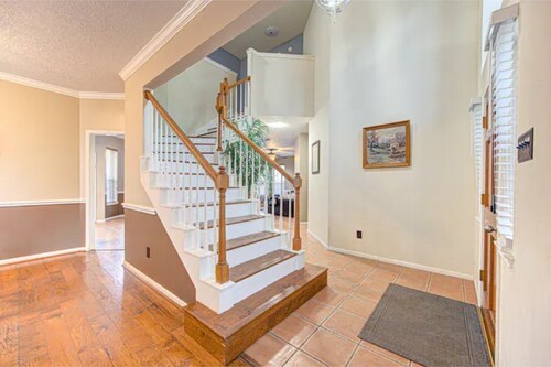 Comfortable, Upscale House with a pool and spa!