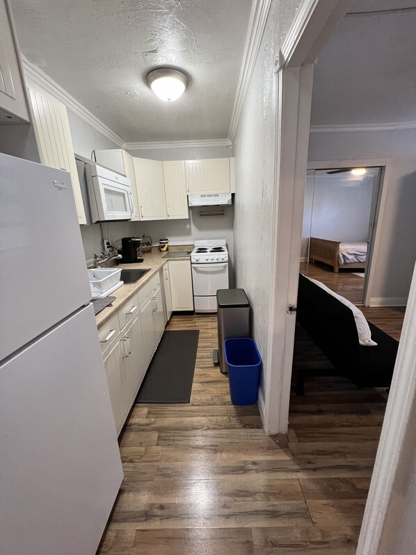 Kjøleskap, mikrobølgeovn, kokeplater og kaffetrakter/tekoker