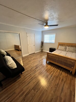 1 soverom, skrivebord, strykejern/-brett og wi-fi (inkludert)