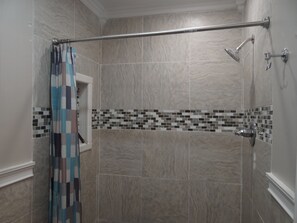 Dusche, Haartrockner, Bidet, Handtücher