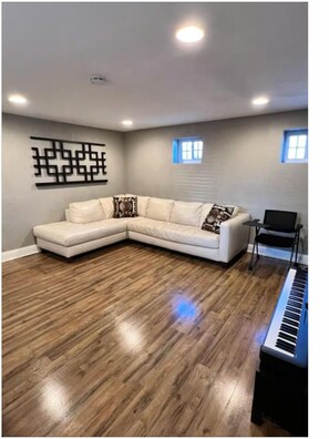 TV, video games, computer monitors - Private Guest Suite 30 Mins of SFO/OAK✈| Walk to Transit (Hayward)