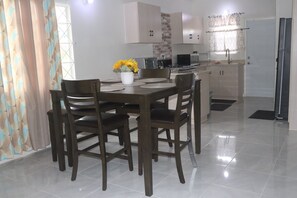 Dining - Safe gated community 5 minutes from beach and famous attractions. (Discovery Bay)