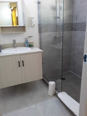 Dusche, Haartrockner, Handtücher, Seife