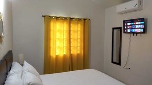 2 chambres, coffres-forts dans les chambres, fer et planche à repasser
