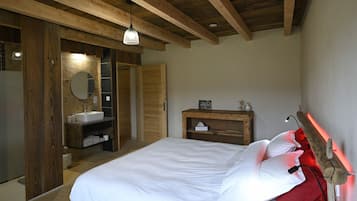 5 bedrooms, iron/ironing board, travel crib, free WiFi