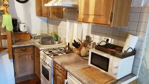Private kitchen - Cosy village house with amazing views of Mount Canigou. (Rodes)