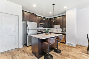 Geladeira, micro-ondas, fogão, cooktop