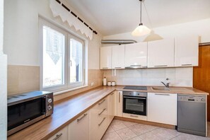 Frigorífico, microondas, horno y placa de cocina