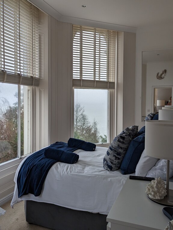 Stylish 1 Bed Apartment With Sea Views - Shanklin