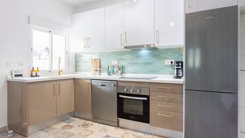 Een koelkast, een magnetron, een oven, een kookplaat