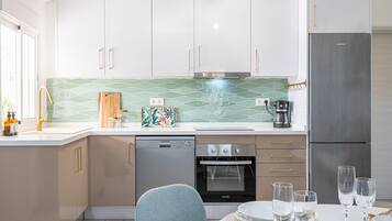 Een koelkast, een magnetron, een oven, een kookplaat