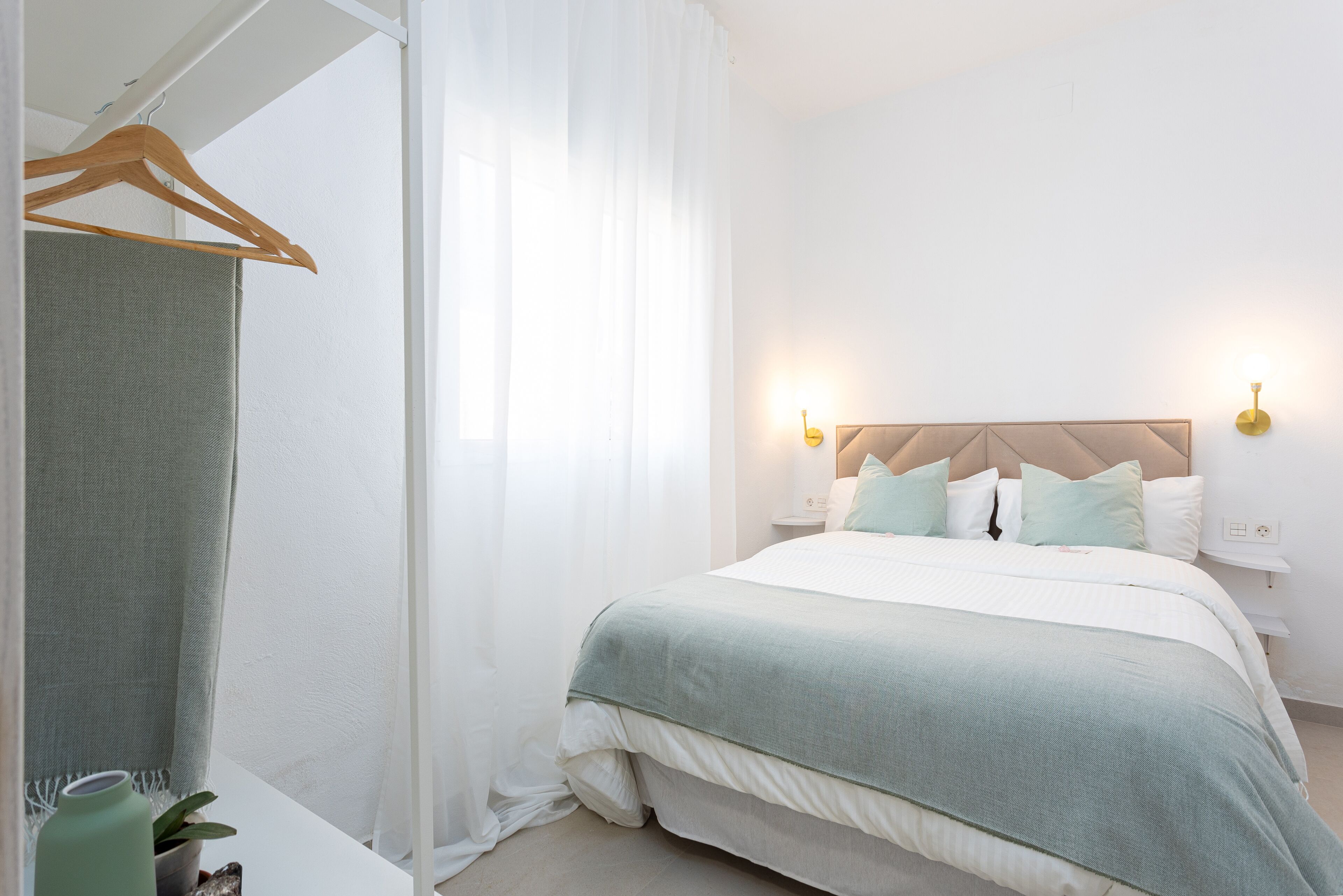 3 dormitorios, tabla de planchar con plancha, cuna de viaje