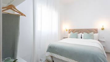 3 dormitorios, tabla de planchar con plancha, cuna de viaje