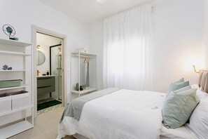 3 habitaciones, tabla de planchar con plancha y cuna de viaje 