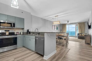 Réfrigérateur, four à micro-ondes, un four, surface de cuisson