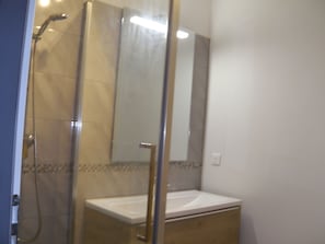 Dusche, Haartrockner, Seife, Toilettenpapier