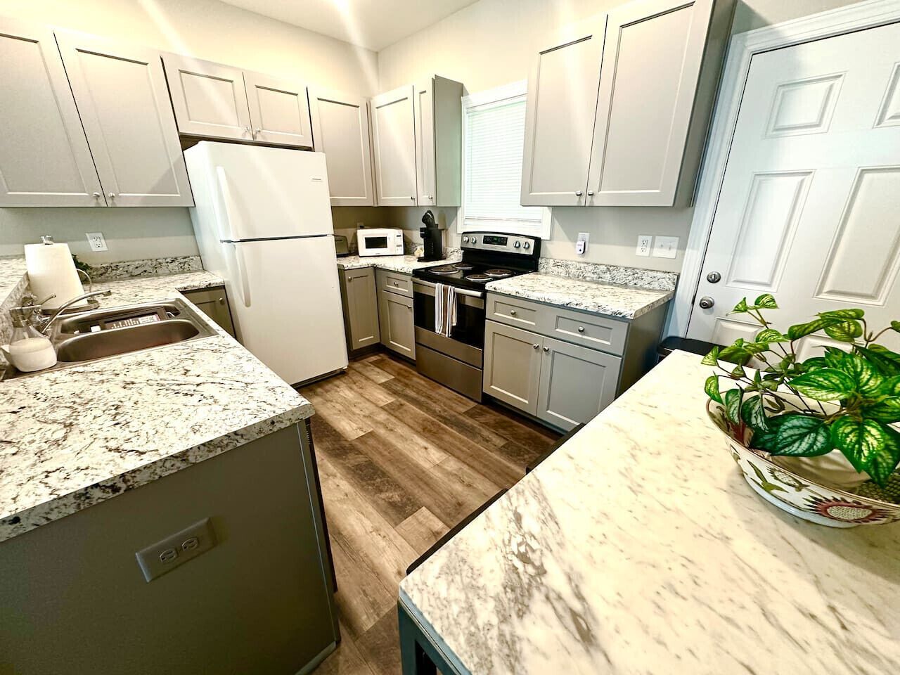 Kylskåp, mikrovågsugn, ugn och spishäll