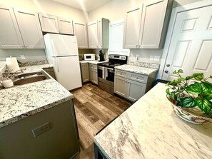 Frigorifero, microonde, forno, piano cottura