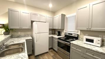 Een koelkast, een microgolfoven, een oven, een kookplaat