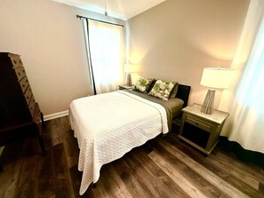 2 habitaciones, escritorio, tabla de planchar con plancha y wifi