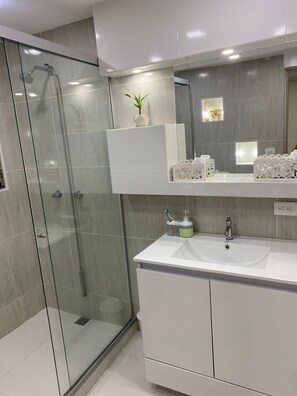 Shower, towels, soap, shampoo - Very central, remodeled, family house (Medellín)