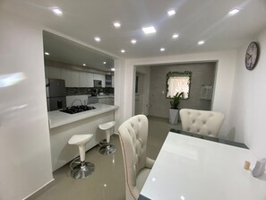 Mikrowelle, Kochgeschirr/Geschirr/Besteck, Kücheninsel