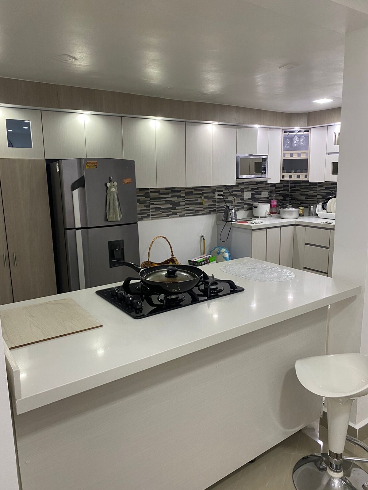 Microwave, cookware/dishes/utensils, kitchen islands