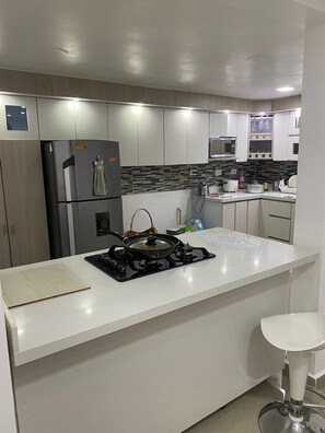 Mikrowelle, Kochgeschirr/Geschirr/Besteck, Kücheninsel