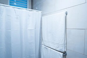 Een douche, een haardroger, handdoeken, zeep
