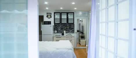 1 habitación, tabla de planchar con plancha, wifi gratis y ropa de cama