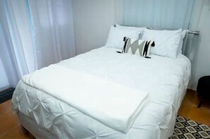 1 bedroom, iron/ironing board, free WiFi, bed sheets - Lovalier Luxury Studio (Fajardo)