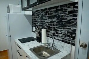 Réfrigérateur, micro-ondes, plaque de cuisson, lave-vaisselle