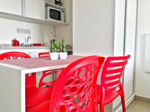 Apartamento superior | Cozinha privada | Frigobar, micro-ondas, liquidificador