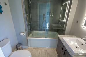 Ducha, secador de pelo, toallas, jabón