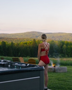 Outdoor spa tub - Kingdom Carriage House, Historic Home on 35 Acres in the Northeast Kingdom (Sutton)