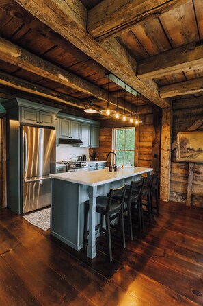 Kühlschrank, Mikrowelle, Kochgeschirr/Geschirr/Besteck