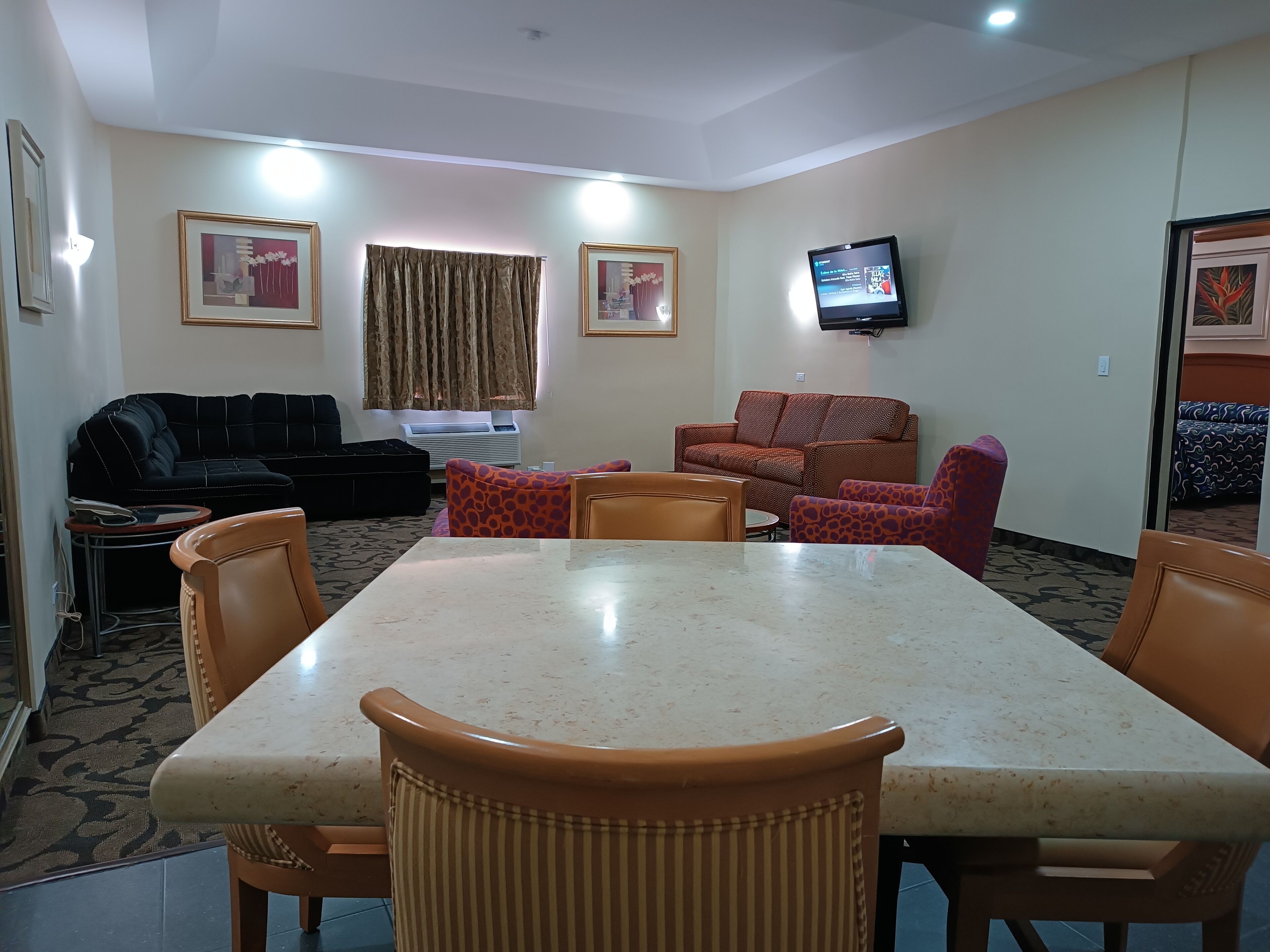 Habitación Deluxe | Edredón, camas con pillow-top y caja de seguridad en la habitación 