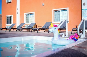 Una piscina al aire libre