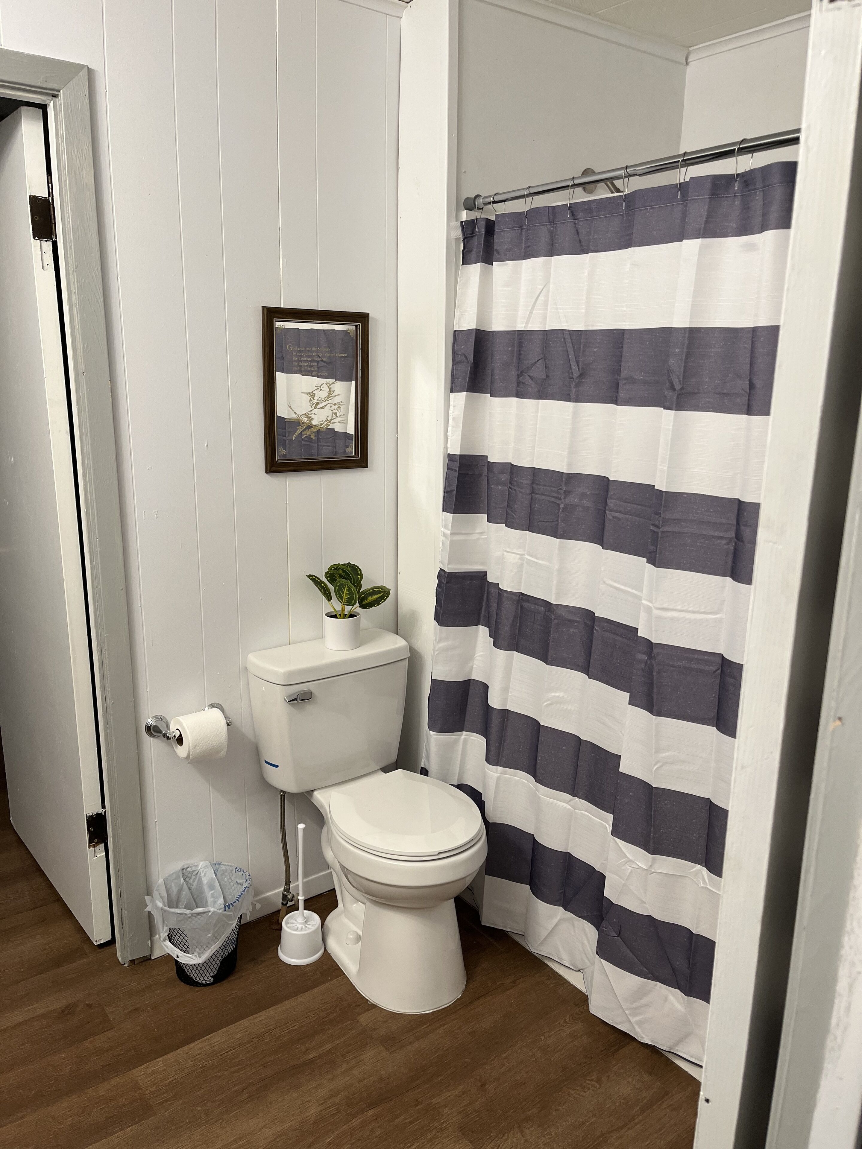 Serviettes fournies, papier toilette