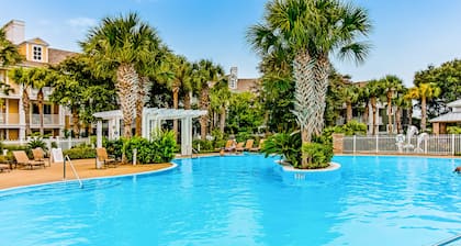 Cozy coastal studio with access to a pool, hot tub, tennis courts, grill, & spas