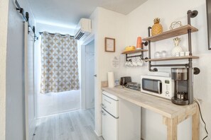冰箱、微波炉、茶具/咖啡用具、烤面包机