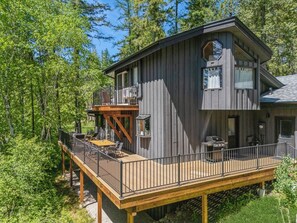 Outdoor dining - Cozy Home Just Minutes from Town & Ski Resort (Whitefish)