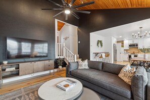 Smart TV, fireplace, DVD player, books - Cozy Home Just Minutes from Town & Ski Resort (Whitefish)