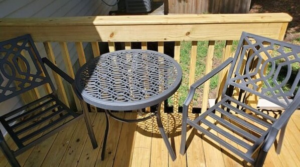 Outdoor dining - The Cat's Meow (Islands Bungalow) (Savannah)