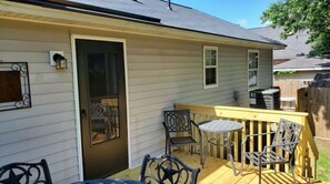 Outdoor dining - The Cat's Meow (Islands Bungalow) (Savannah)