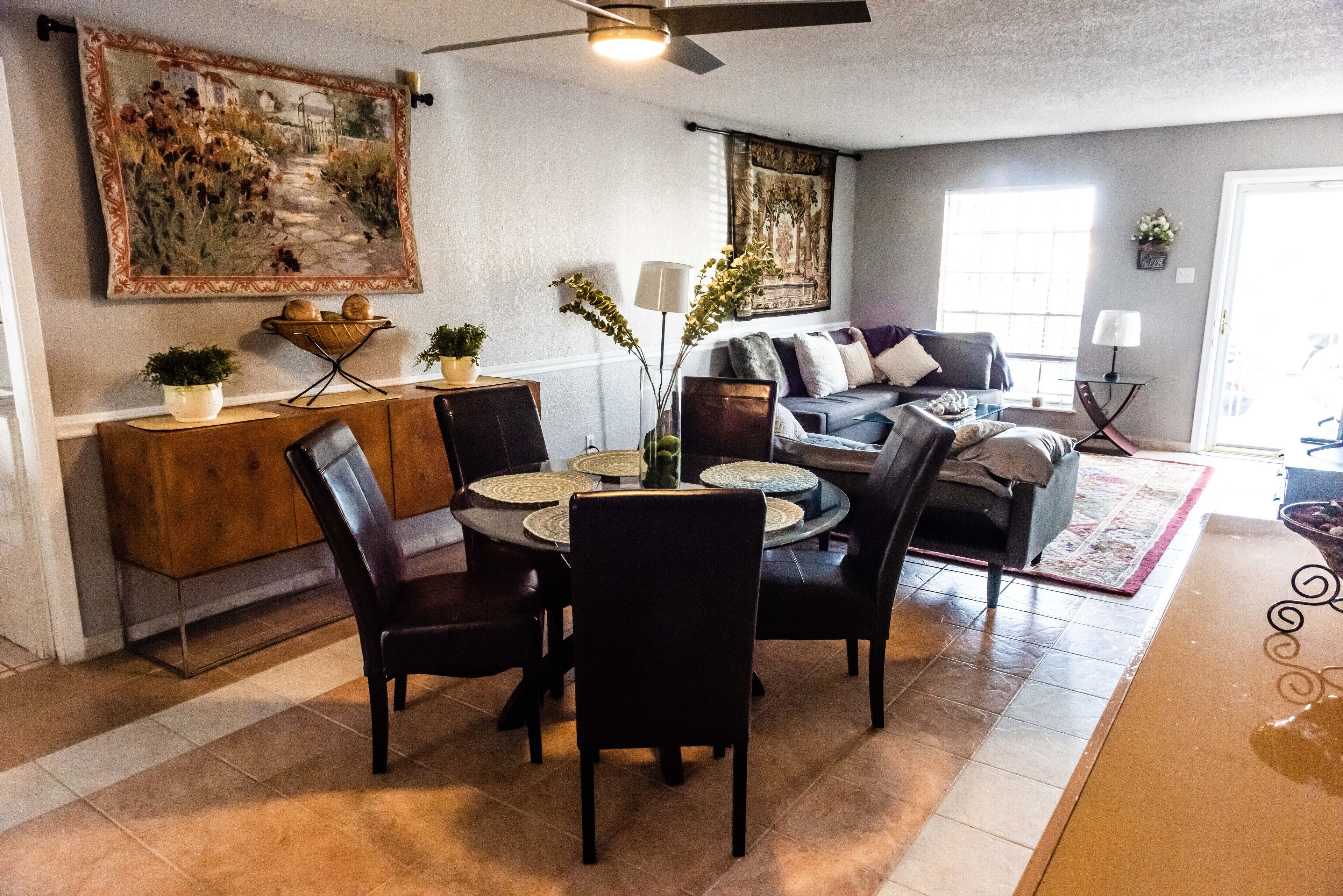 Eclectic Cozy Stellar location, sleeps 7