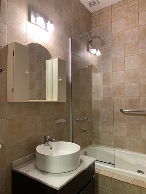 Family Room | Bathroom | Shower, rainfall showerhead, hair dryer, bidet - Hotel Residencial España (Salta)
